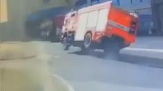 Dramatické video: Cisterna hasičů se řítila ulicí, řidič zatáčku málem nezvládl