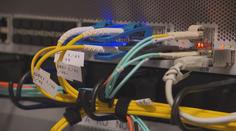Datová centra spotřebovávají čím dál víc elektřiny. Internet je ale potřebuje
