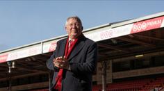 Sir Alex Ferguson je ve vatě. Od United stále dostává milionovou výplatu