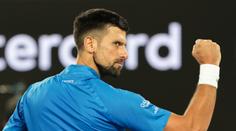Bitvu titánů ovládl Djokovič. Srb i přes zdravotní problémy zdolal Alcaraze