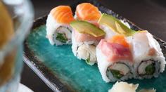 Masivní otrava v sushi restauraci. Onemocnělo sto lidí