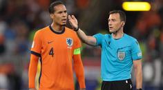 Rozhodčí se musí zodpovídat za své výkony, běsnil po semifinále van Dijk