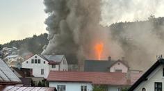 Požár penzionu v Tanvaldu: Čtyři zranění, jeden musel vyskočit oknem