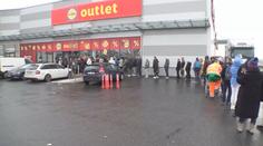 Outlet Lidlu ve Štěrboholech končí. Lidé tam stáli fronty a prali se o zboží