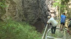 Turista uklouzl, spadl do Hranické propasti! Našli ho mrtvého