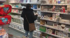 Češi díky silné koruně ušetří. Zlevní se jim například zájezdy nebo benzín