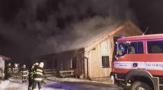 VIDEO: Hasiči bojovali s obřím požárem roubenky! Škoda je obrovská