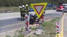 Dvojice motorkářů nabourala do osobního auta. Odvezl je vrtulník