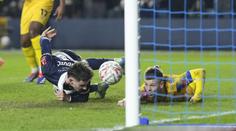 Kuriózní gól v FA Cupu. Útočník Millwallu se trefil hlavou vleže