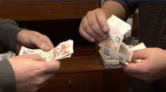 Mladík balamutil seniory, obral je o peníze i šperky! Už ho mají