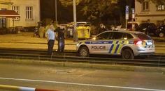 Policisté spěchali k případu a vjeli do kolejí. Zablokovali tím tramvaje