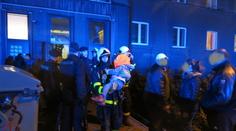 Hasiči z hořící ubytovny vynášeli děti v náručí, evakuovali 106 lidí