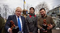 Symbol ukrajinské odolnosti. Johnson a Zelenskyj dostali nečekaný dárek od kolemjdoucí