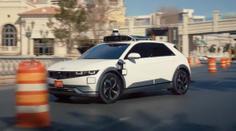 Uspělo by robotické auto u zkoušek v autoškole? Hyundai Ioniq 5 si sám dojel pro řidičák