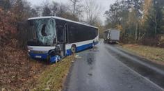 Zfetovaný řidič kamionu smetl ze silnice autobus, šofér se těžce zranil