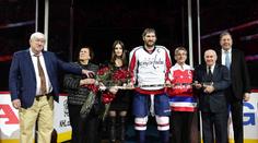 Washington si pojistil vedení v NHL, Ovečkin převzal trofej