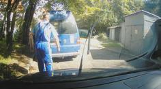 Zastavil před garáží, její majitel mu na auto hodil větve. Policie případ odložila