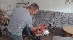Rodina vychovávající dítě se vzácným syndromem si zoufá. Přišla o jediné auto