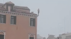 Muž v Benátkách skočil ze střechy do kanálu. Nakopal bych ho, řekl starosta