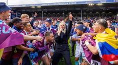 Nevídané oslavy Burnley. V kabině se známou zpěvačkou