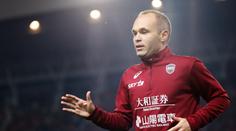 Iniesta se svou ženou proměnili populární tanec do fotbalové podoby