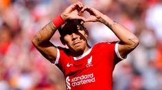 Těžké dny pro bývalou hvězdu Liverpoolu. Na infarkt jí zemřel otec
