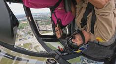 Do Česka zavítal legendární pilot. Reportérce obrátil svět vzhůru nohama