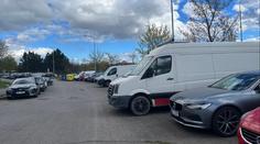 Zabírají místa a ničí zeleň. Města se pustila do boje s dodávkami