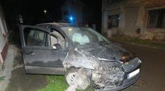Školák si "půjčil" tátovo auto, vzápětí ho rozbil o dům! VIDEO