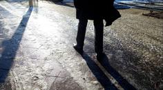 Padající sníh ze střech i kluzké chodníky. Experti řekli, kdo je za škody odpovědný