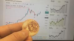 Bitcoin překonal hranici milionu korun, investovala do něj i Tesla