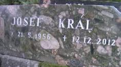 Zemřu 12. 12. 2012, je na náhrobku. Proroctví? Nebo plán sebevraždy?