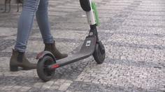 Strážníci kontrolují jezdce na elektrokoloběžkách. Rozdávají pokuty