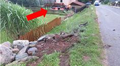 Řidič dodávky vylétl ze silnice na zahradu! 1 mrtvý, žena je zraněná