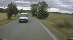 Neuvěřitelné prázdninové manévry. Řidiči mají problém udržet se na své straně silnice