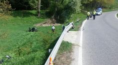 Motorkář trefil svodidla a vyletěl ze silnice, skončil v nemocnici