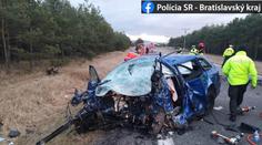 Tragédie na Slovensku! Po čelní srážce dvou aut zemřeli oba řidiči