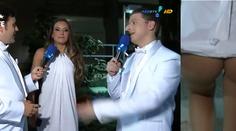 PEPRNÉ VIDEO: Reportéři svlékli krásnou dívku v přímém přenosu!