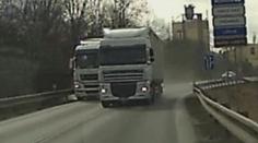 VIDEO: Kamion osobní auto minul jen těsně, policie našla řidiče