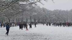 V Británii se válčilo, stovky lidí rozpoutaly sněhovou bitvu