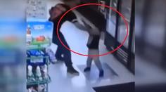 Zbláznil se? Šílený otec srazil syna (3) drsnou ranou k zemi! VIDEO