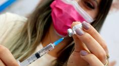 Úřad prověřuje úmrtí 8 lidí po očkování. Hlásí i stovky případů s vedlejšími účinky