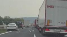 Hromadná nehoda na dvě hodiny uzavřela dálnici D5. Srazilo se tam sedm aut