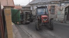 U Chrudimi se převrátil traktorový vlek. Zasypal dům krmnou směsí