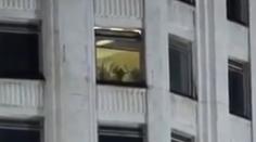Divoký sex v budově parlamentu: Milence nachytala kamera! VIDEO