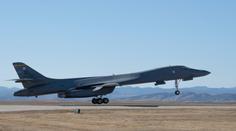 Na letecké základně v USA se zřítil bombardér B-1, posádka se stihla katapultovat