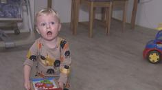 Malý Honzík trpí následky gastroschízy. Rodičům pomáhá Dobrý anděl