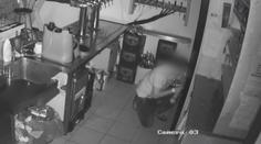 VIDEO: Zloděj vyjedl restauraci a na zeď naházel syrová vejce