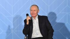 Divná chůze, cukání nohou a mumlání. Na nových záběrech Putin nevypadá dobře