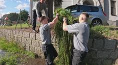 Vězni vyjeli pomáhat do Višňové. Staví tam protipovodňová opatření